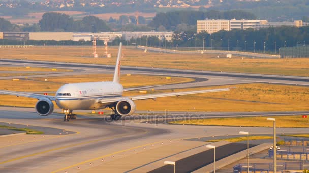 Boeing 777 taxiing after landing — Stock Video