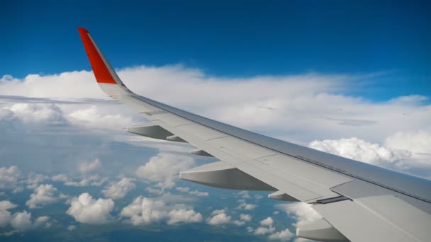 하늘에 비행기와 이동에 구름의 날개 — 비디오