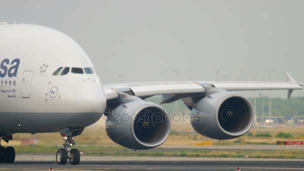 Lufthansa airbus 380 rollte — Stockvideo