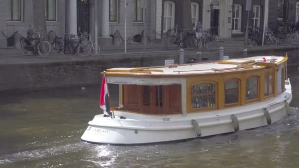 Канал круизных катеров в Амстердаме — стоковое видео