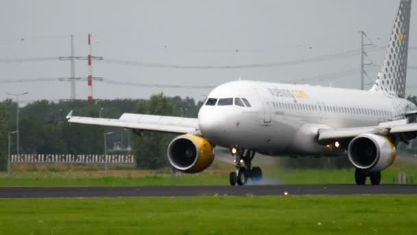 Vueling Airbus 320 landning — Stockvideo