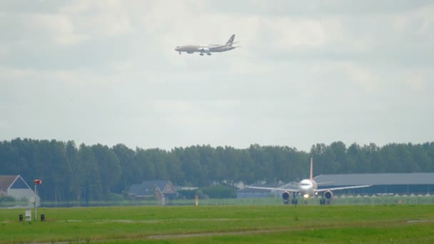 EasyJet Airbus 319 en el inicio — Vídeos de Stock