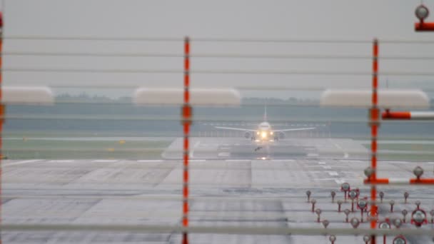Flugzeugabflug bei Regen — Stockvideo