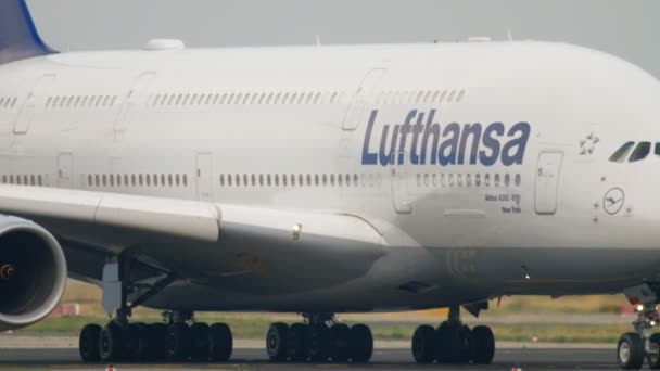 Lufthansa Airbus 380 kołowania — Wideo stockowe