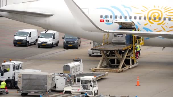 Vykládání zavazadel kontejnerů z letadla — Stock video