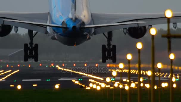 Avião aterrissando no início da manhã — Vídeo de Stock