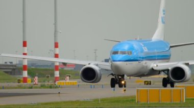 KLM Boeing 737 kalkış önce Taksilemek