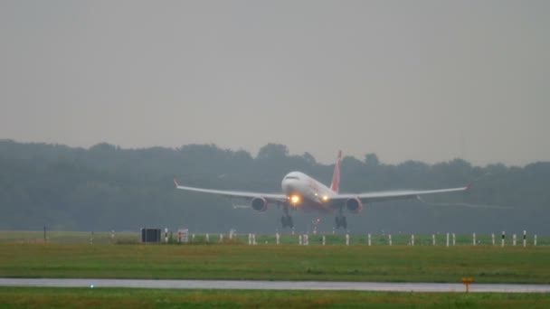 Vliegtuiglanding bij regenachtig weer — Stockvideo