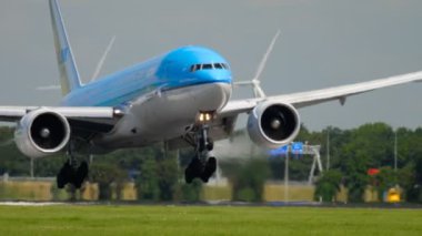 KLM Boeing 777 inişi
