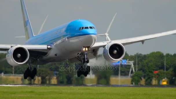 KLM Boeing 777 landing — Stockvideo