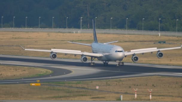 Airbus 340 in taxi dopo l'atterraggio — Video Stock