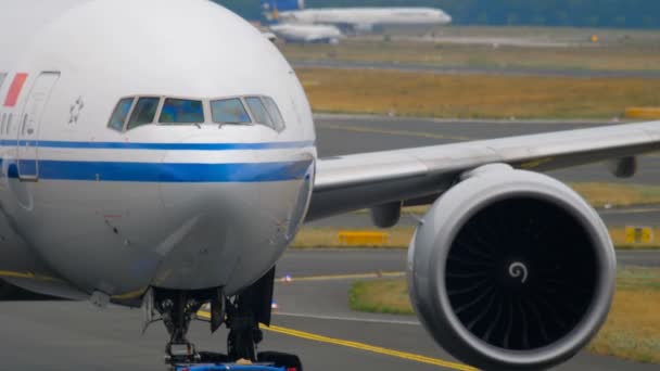 Боїнг 777 буксирування з обслуговування — стокове відео
