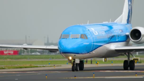 KLM Cityhopper Fokker 70 taxning — Stockvideo