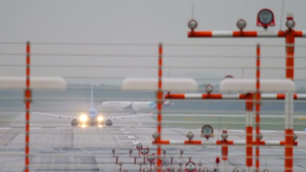 Salida del avión con tiempo lluvioso — Vídeos de Stock