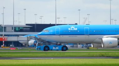 Uçak servise çekiliyor.