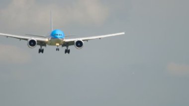 KLM Boeing 777 yaklaşıyor