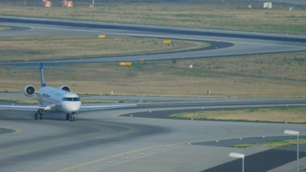 Bombardier Crj-900 taxiën na de landing — Stockvideo