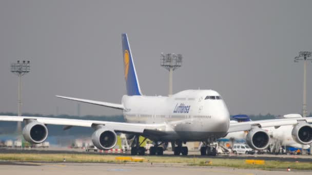 Lufthansa Boeing 747 Taksilemek — Stok video