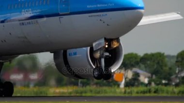 KLM Boeing 777 inişi
