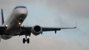 Erken sabah yaklaşan uçak