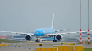 KLM Boeing 777 kalkış önce Taksilemek