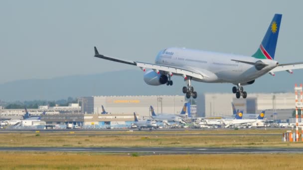 Airbus 330 Air Namibia aterrizaje — Vídeo de stock