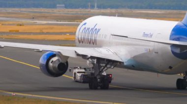 Boeing 767 servise çekme