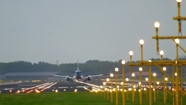 KLM Cityhopper Embraer 175 aterrizaje — Vídeo de stock