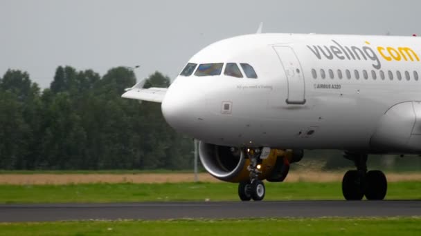 Vueling Airbus 320 landing — Stock Video