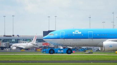 Uçak servise çekiliyor.