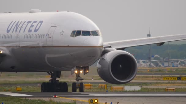 Боинг 777 перед вылетом — стоковое видео