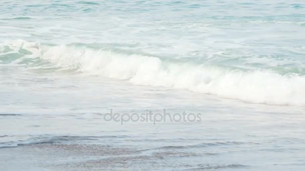 Onde su una spiaggia sabbiosa — Video Stock