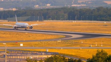 Boeing 777 inişten sonra kalkıyor.