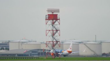 Uçak hızlanır ve havalanır.