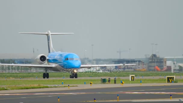KLM Cityhopper Fokker 70 rullaggio — Video Stock