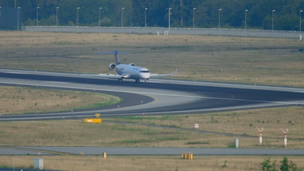 Bombardiere CRJ-900 in rullaggio dopo l'atterraggio — Video Stock