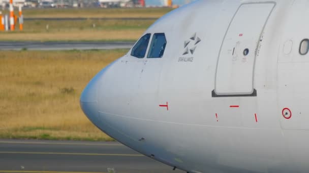Airbus 340 буксировка к обслуживанию — стоковое видео