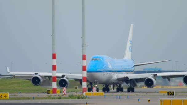 KLM Boeing 747 taxiën vóór het opstijgen — Stockvideo