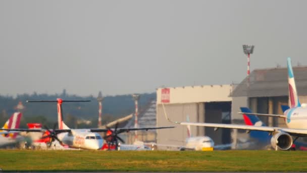 Traffico aeroportuale di Dusseldorf — Video Stock