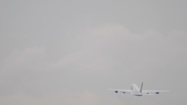 Lufthansa Airbus 380 kalkış