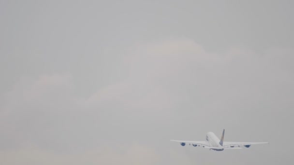 Lufthansa Airbus 380 take-off — Stock video