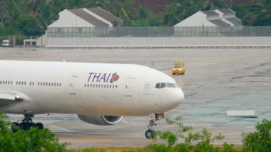 Uçak kalkmadan önce piste dönün.