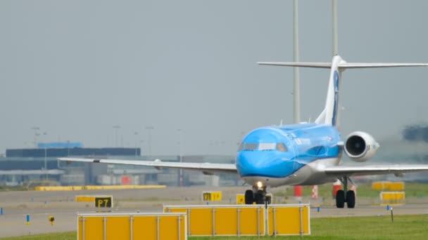 KLM Cityhopper Fokker 70 taxiing — Stock Video