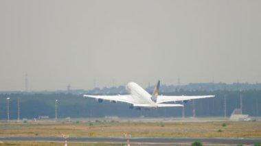 Airbus 380 Lufthansa çıkartıyor ve tırmanmaya