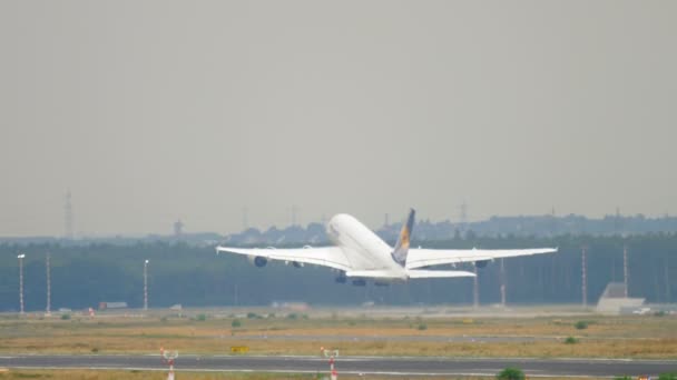 Airbus 380 Lufthansa lyfter och klättra — Stockvideo