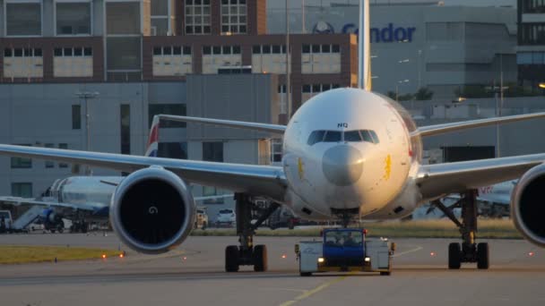 飞机拖着去服务 — 图库视频影像