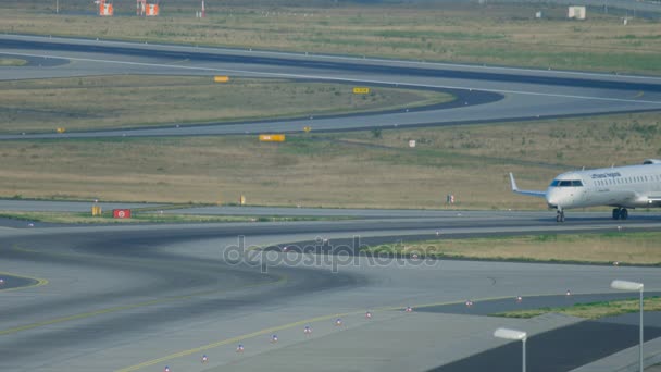 Bombardiere CRJ-900 in rullaggio dopo l'atterraggio — Video Stock