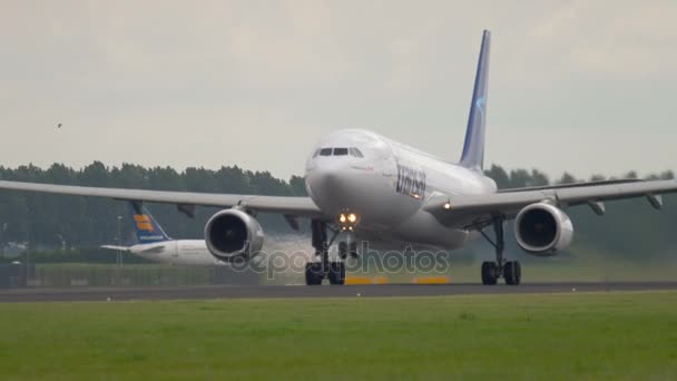 Air Transat ускоряется и взлетает — стоковое видео