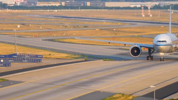 波音777客机着陆后的滑行 — 图库视频影像