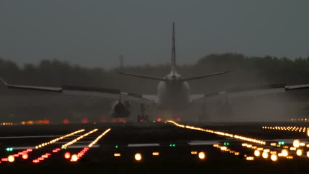 Avião aterrissando no início da manhã — Vídeo de Stock